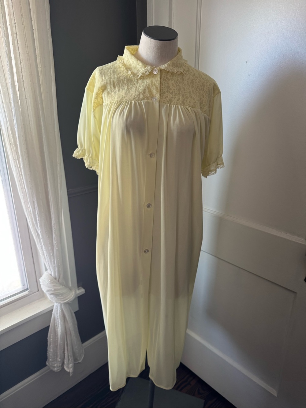 Vintage Lace Collar Yellow Nightgown Size Medium